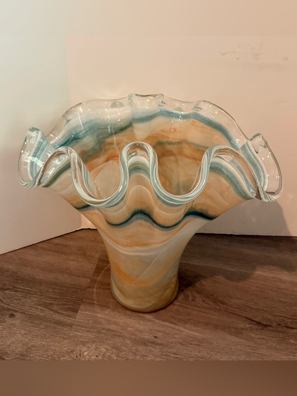 Beautiful Murano-style Ruffled Clamshell Statement Vase- NWOT